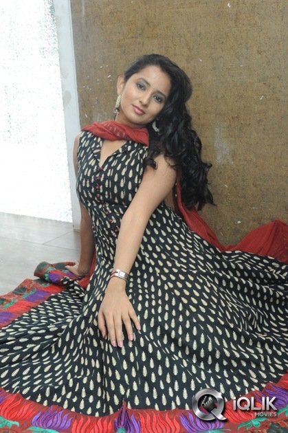 Ishika-Singh-at-Hrudaya-Kaleyam-Movie-Success-Meet